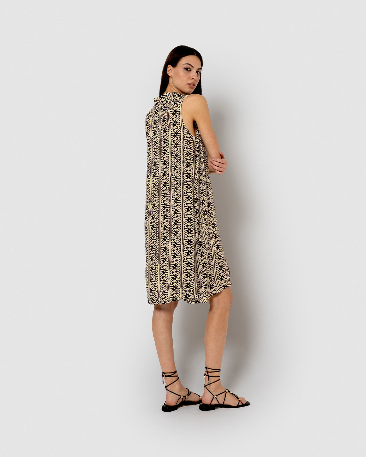 Vestido corto bambula detalles plisados nito negro