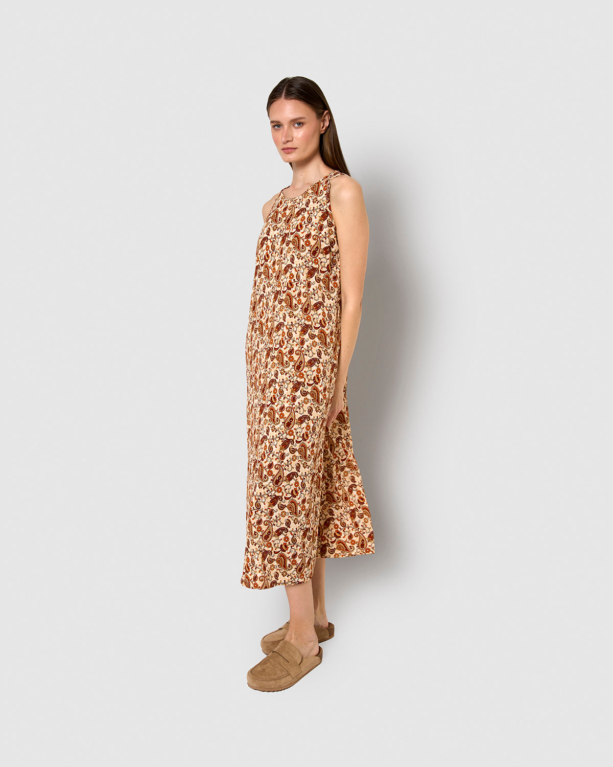 Vestido largo tirantes crepe meera burdeos