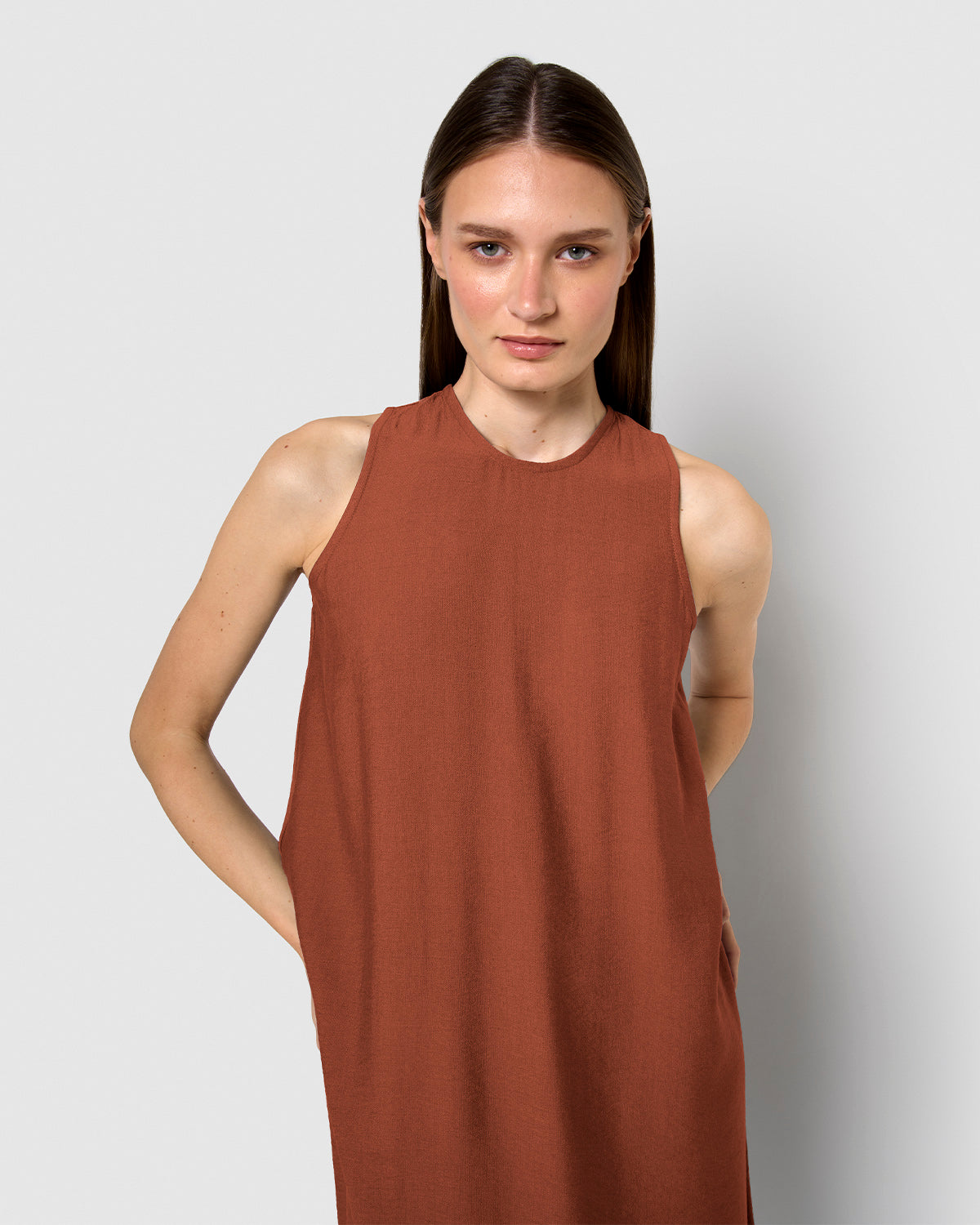 Robe maxi sans manches à la silhouette fluide