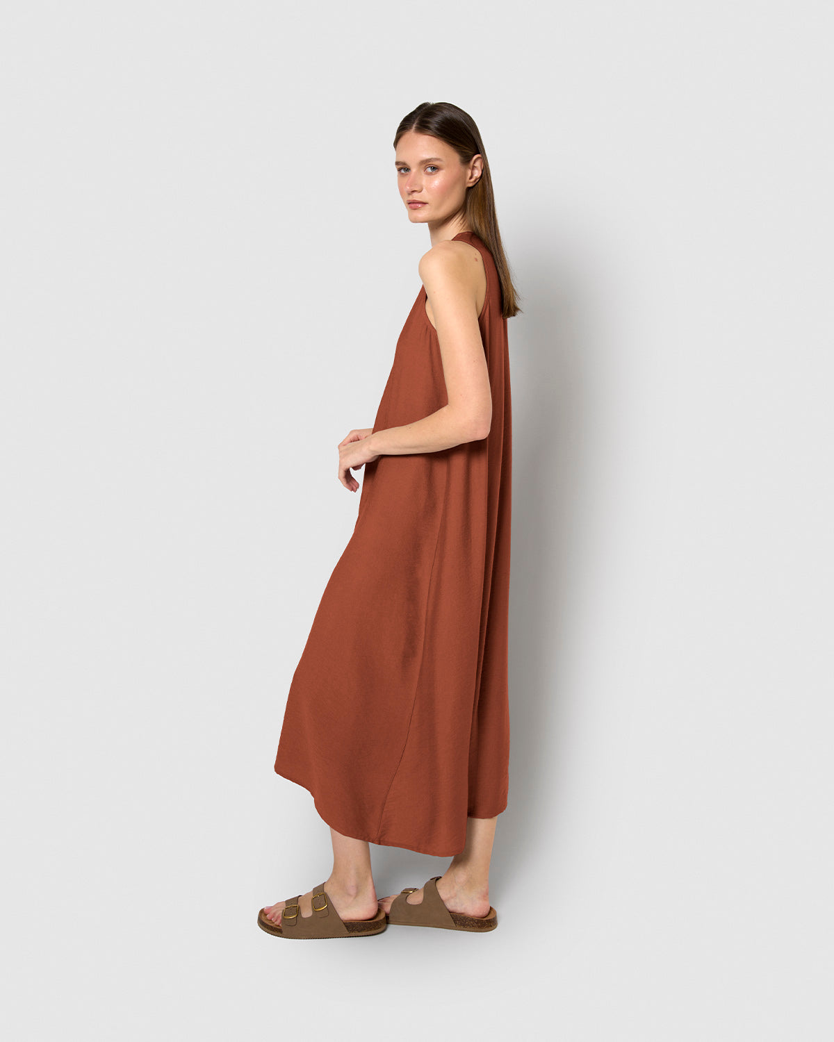 Robe maxi sans manches à la silhouette fluide
