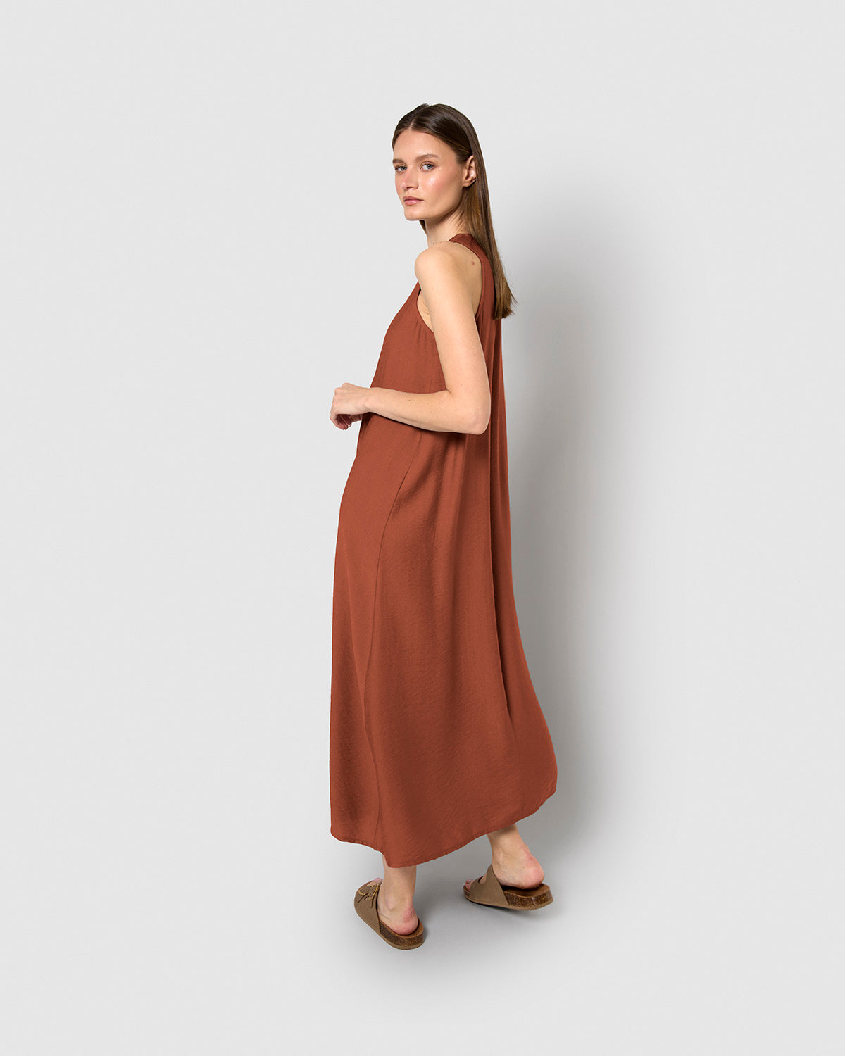 Robe maxi sans manches à la silhouette fluide