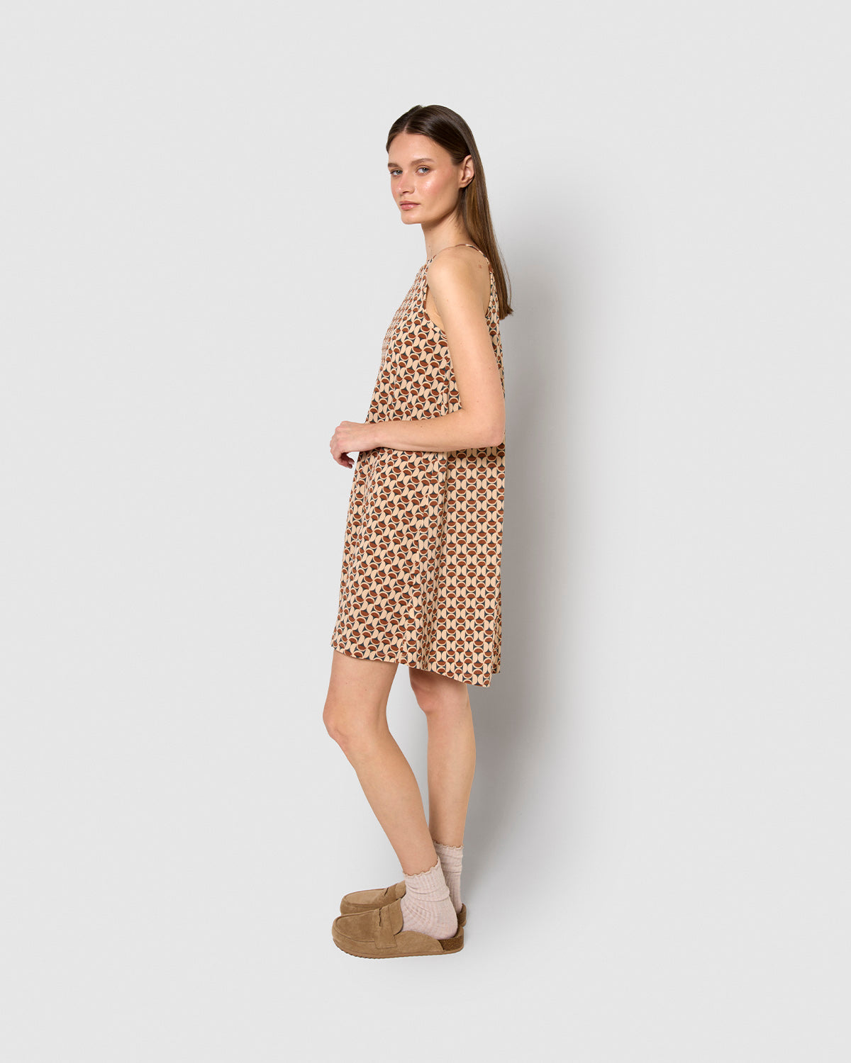 Vestido corto tirantes crepe alegria arena