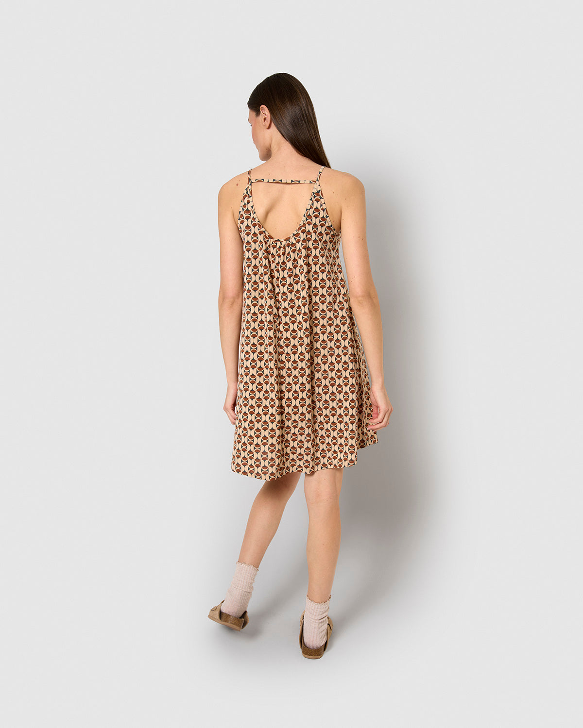 Vestido corto tirantes crepe alegria arena