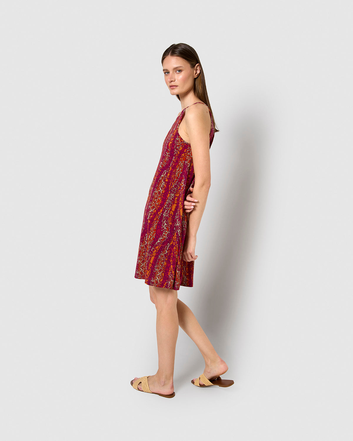 Vestido corto tirantes crepe tara burdeos