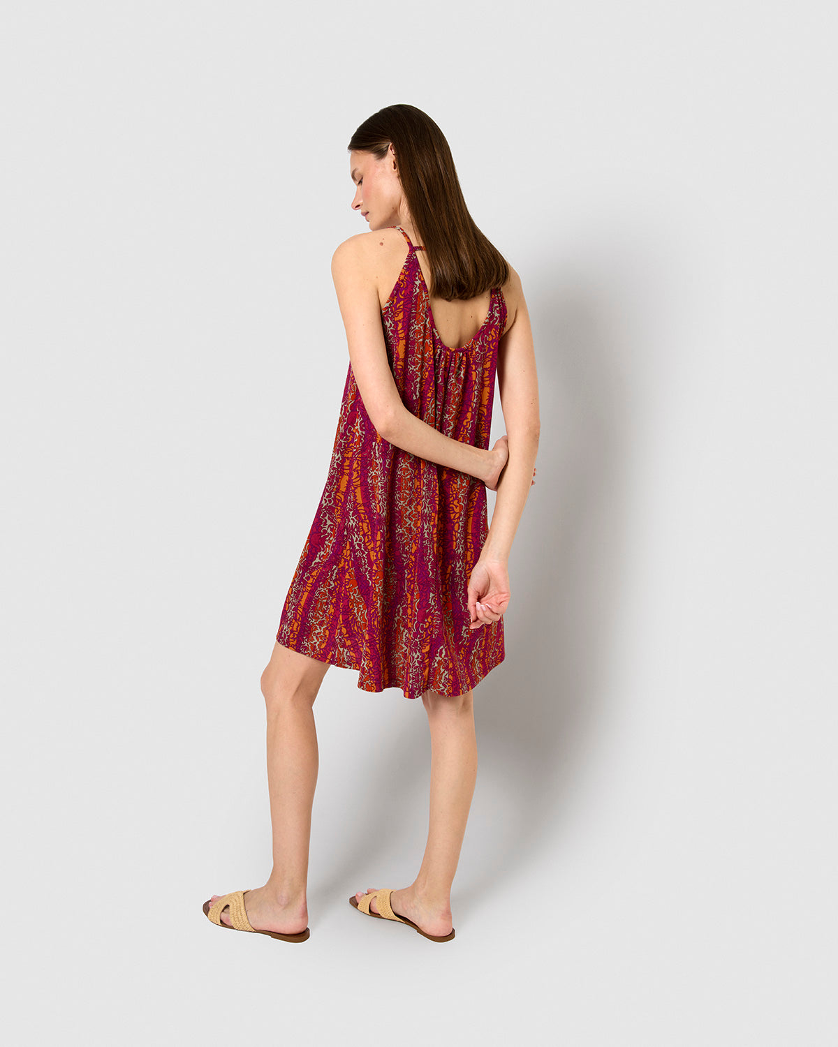Vestido corto tirantes crepe tara burdeos
