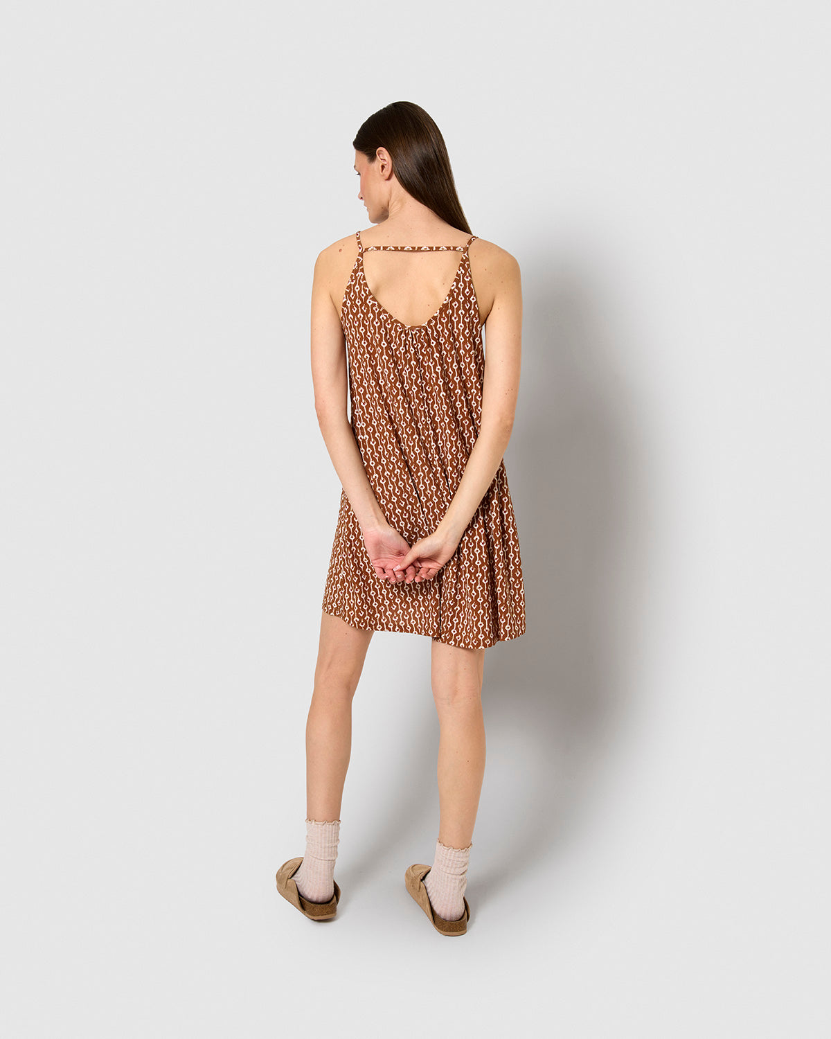 Vestido corto tirantes crepe ellene marrón