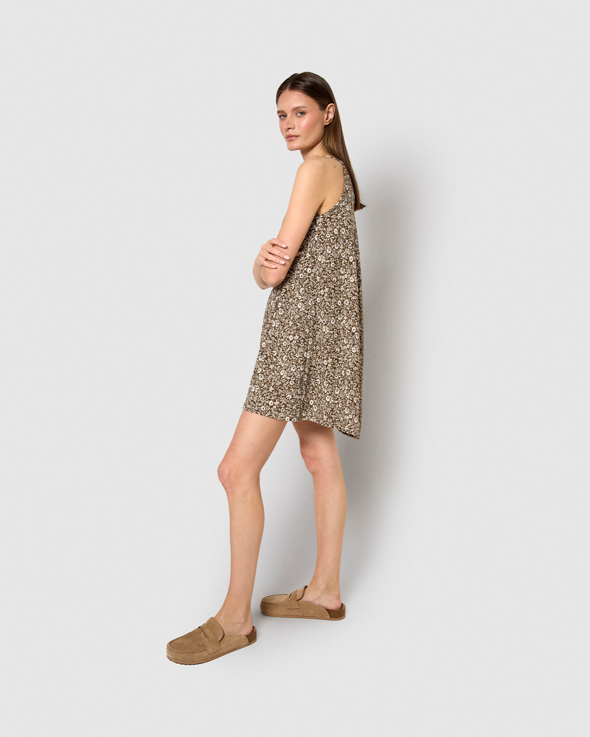 Vestido corto tirantes crepe linosa marrón