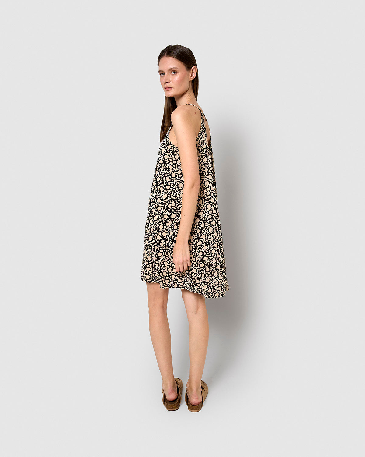 Vestido corto tirantes crepe telma negro