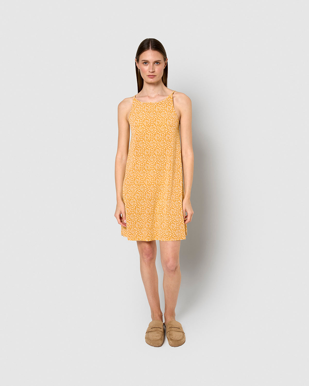 Vestido corto tirantes crepe diya ocre