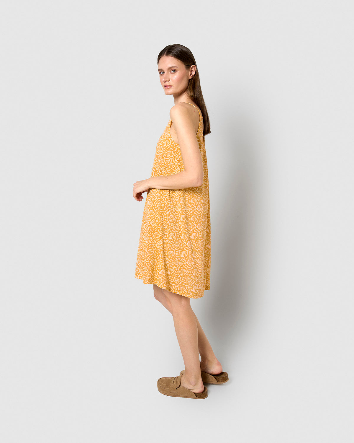 Vestido corto tirantes crepe diya ocre