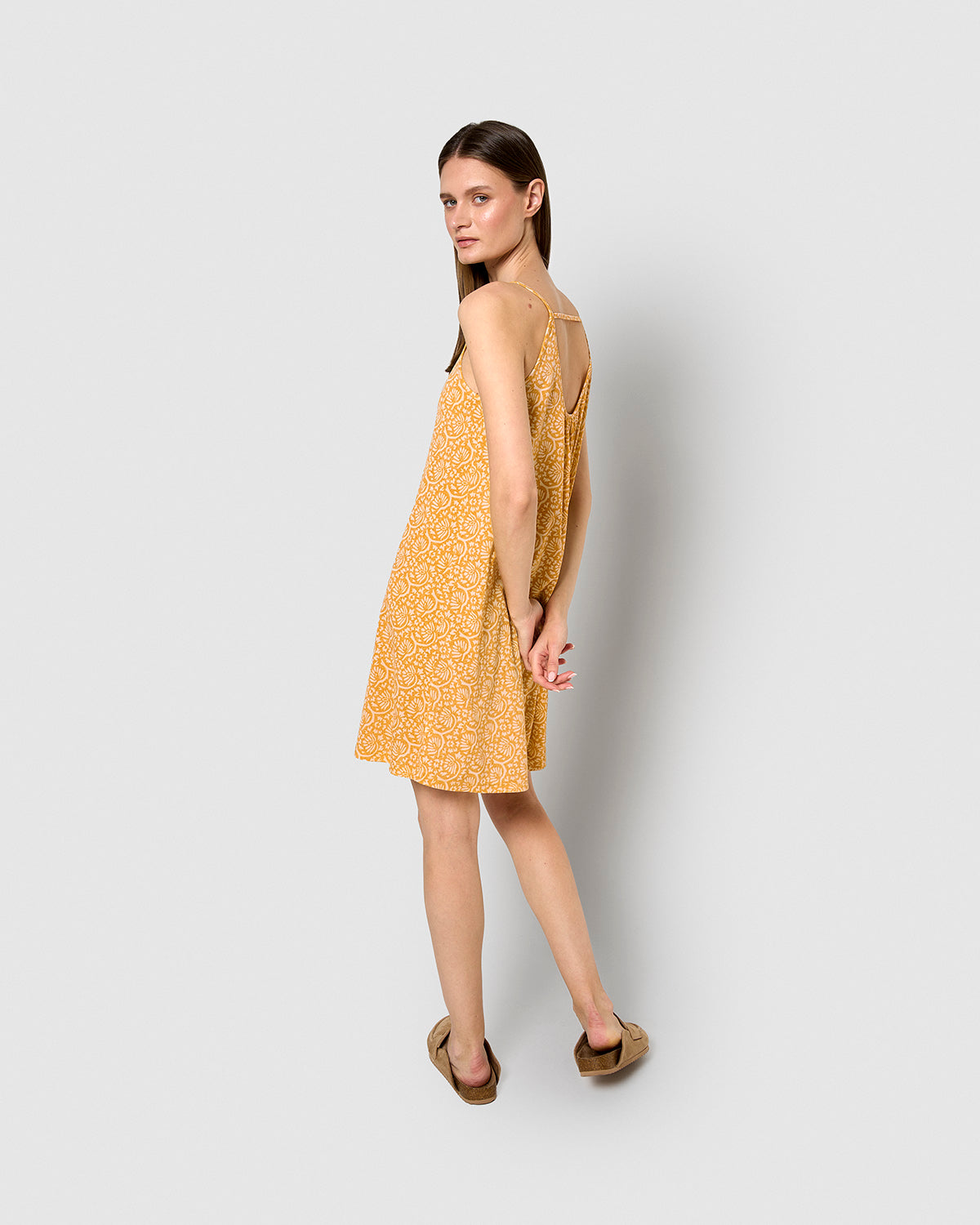 Vestido corto tirantes crepe diya ocre