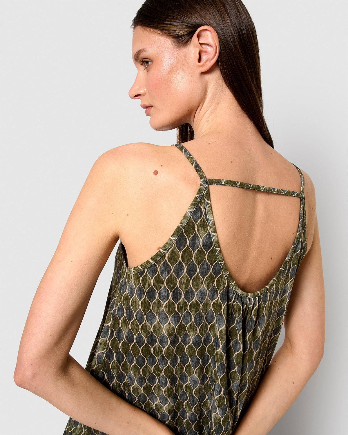 Vestido corto tirantes crepe carlota verde