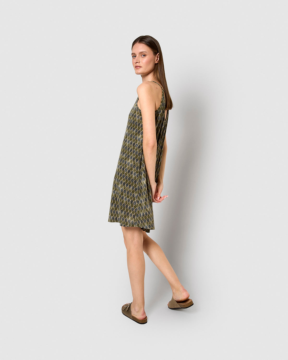 Vestido corto tirantes crepe carlota verde