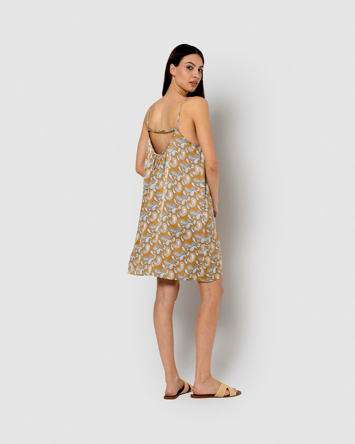 Vestido corto satén milán ocre