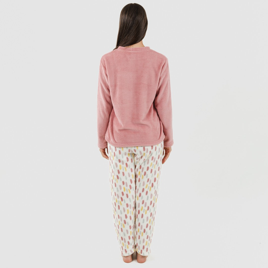 Pijama coral com bolinhas lilás e rosa.