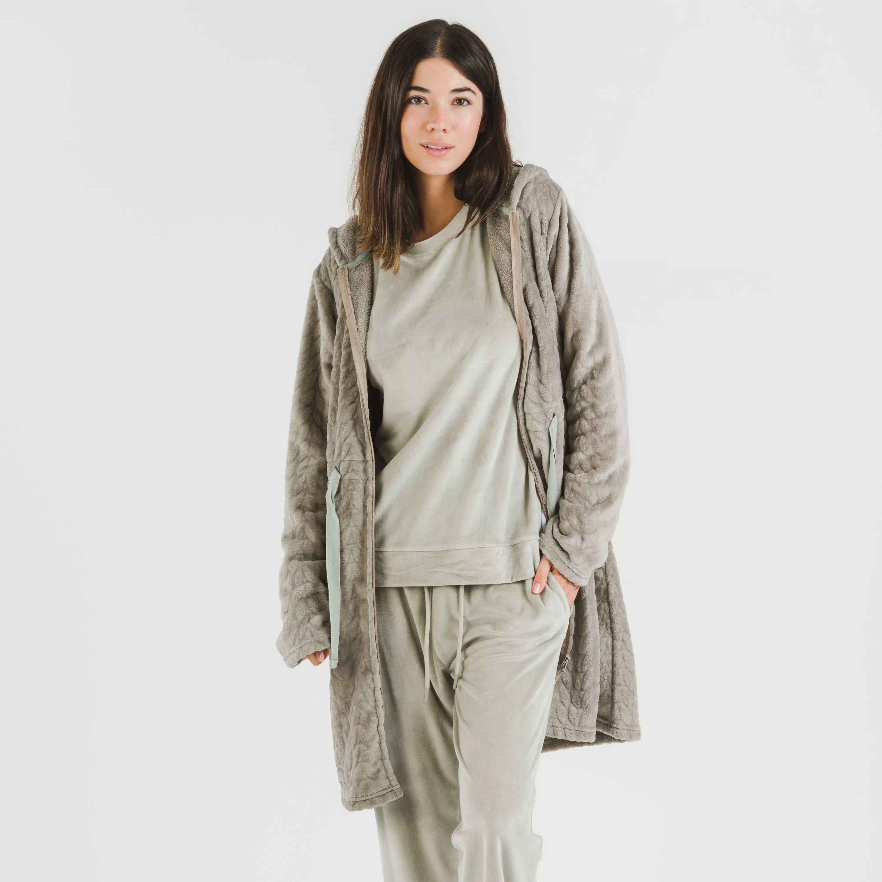 Bata terciopelo con gorro Devore lisa