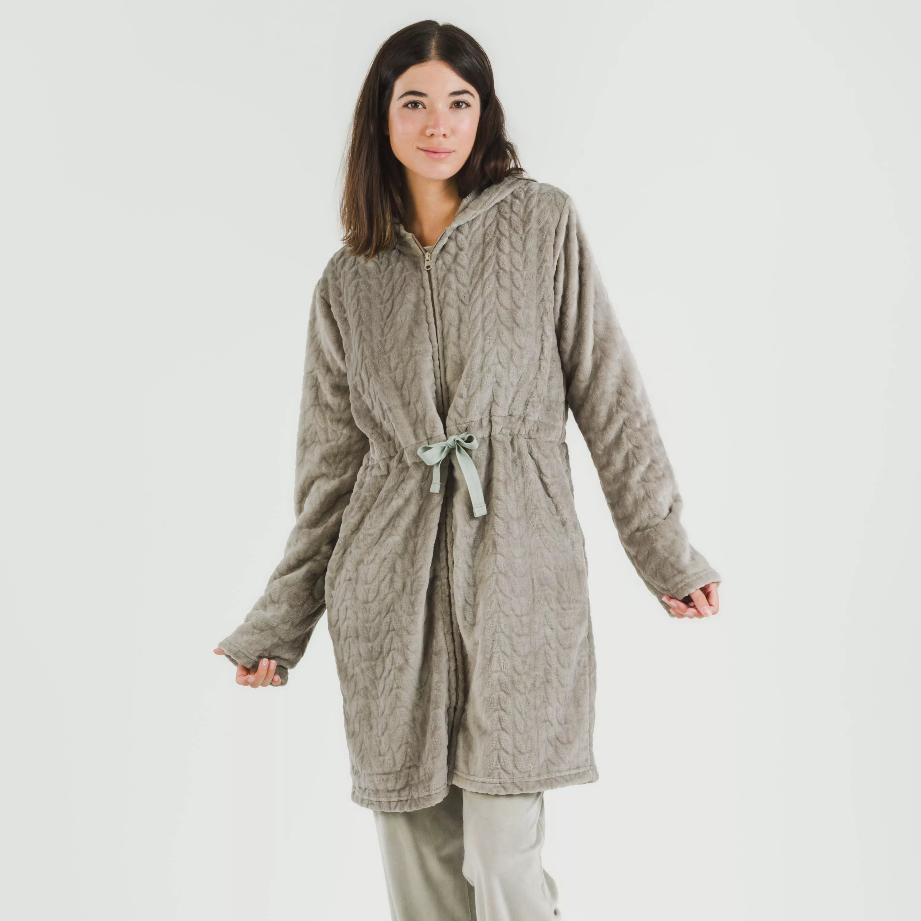 Bata terciopelo con gorro Devore lisa