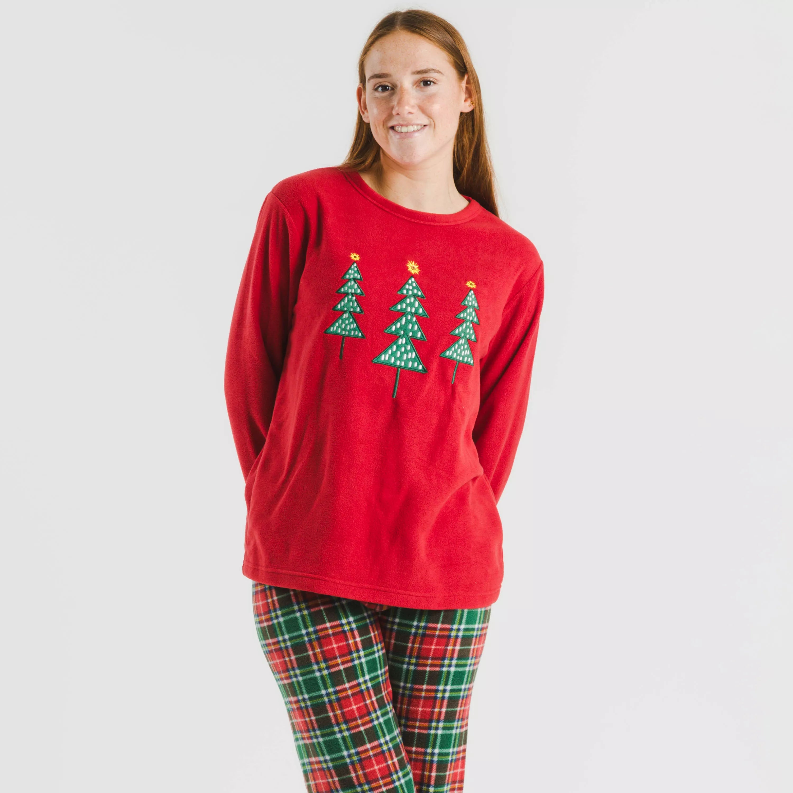 Pijama de lã polar com detalhes em bordô.