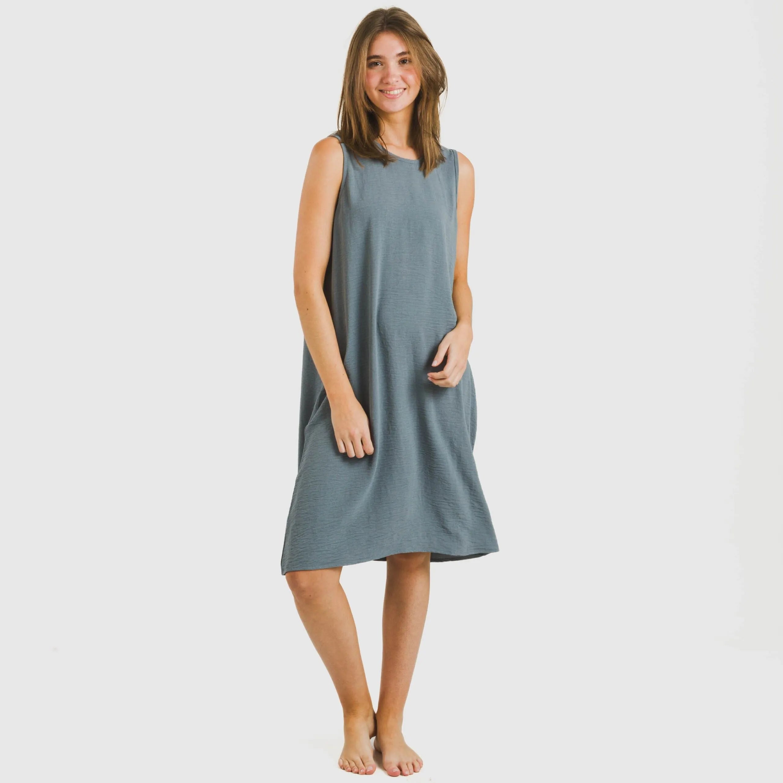 Vestido curto com alças, em musselina de algodão lisa.