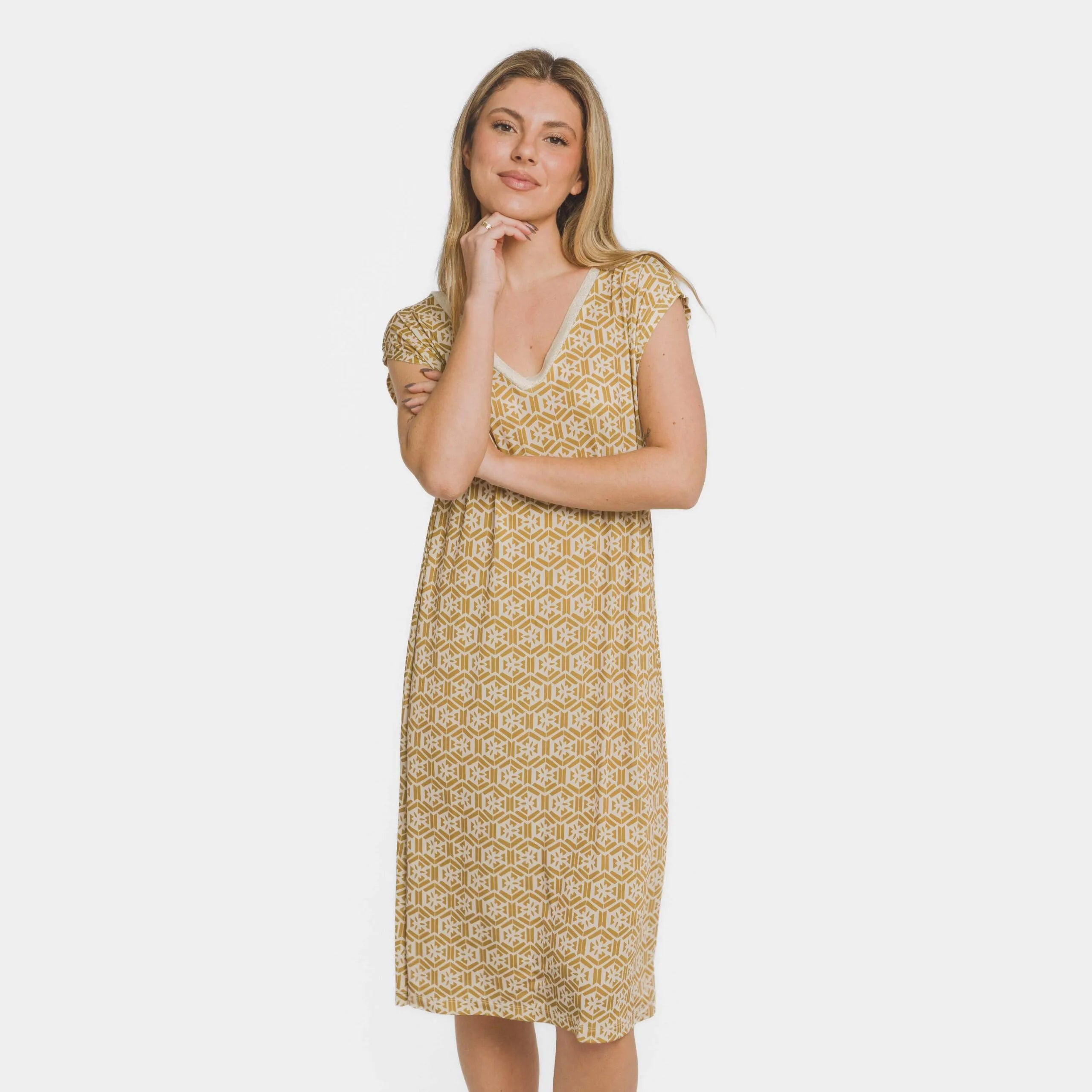 Vestido curto Virginia em tom ocre suave com mangas fluidas.