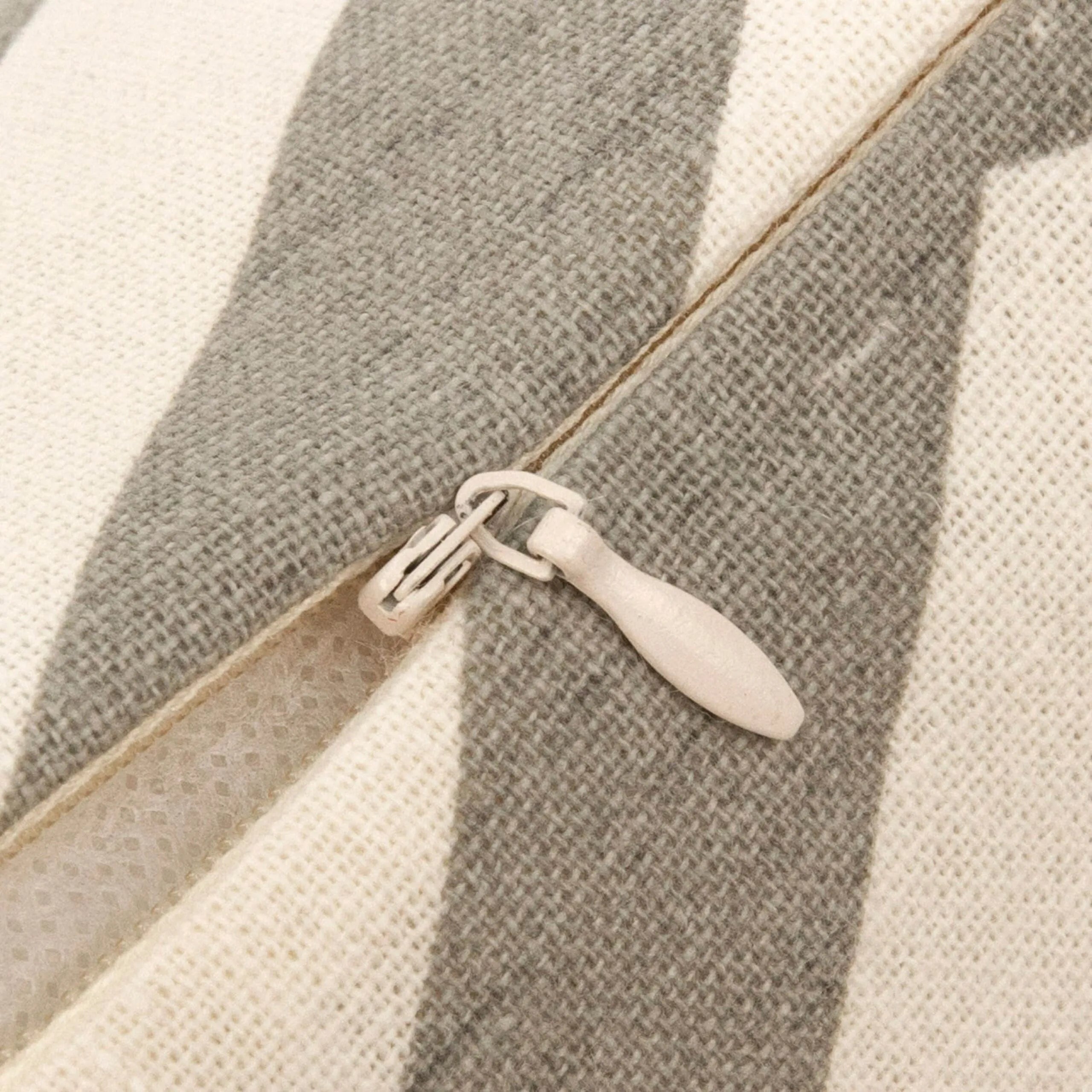 Cojín cuadrante antimanchas Nela liso 50x50 - funda + relleno