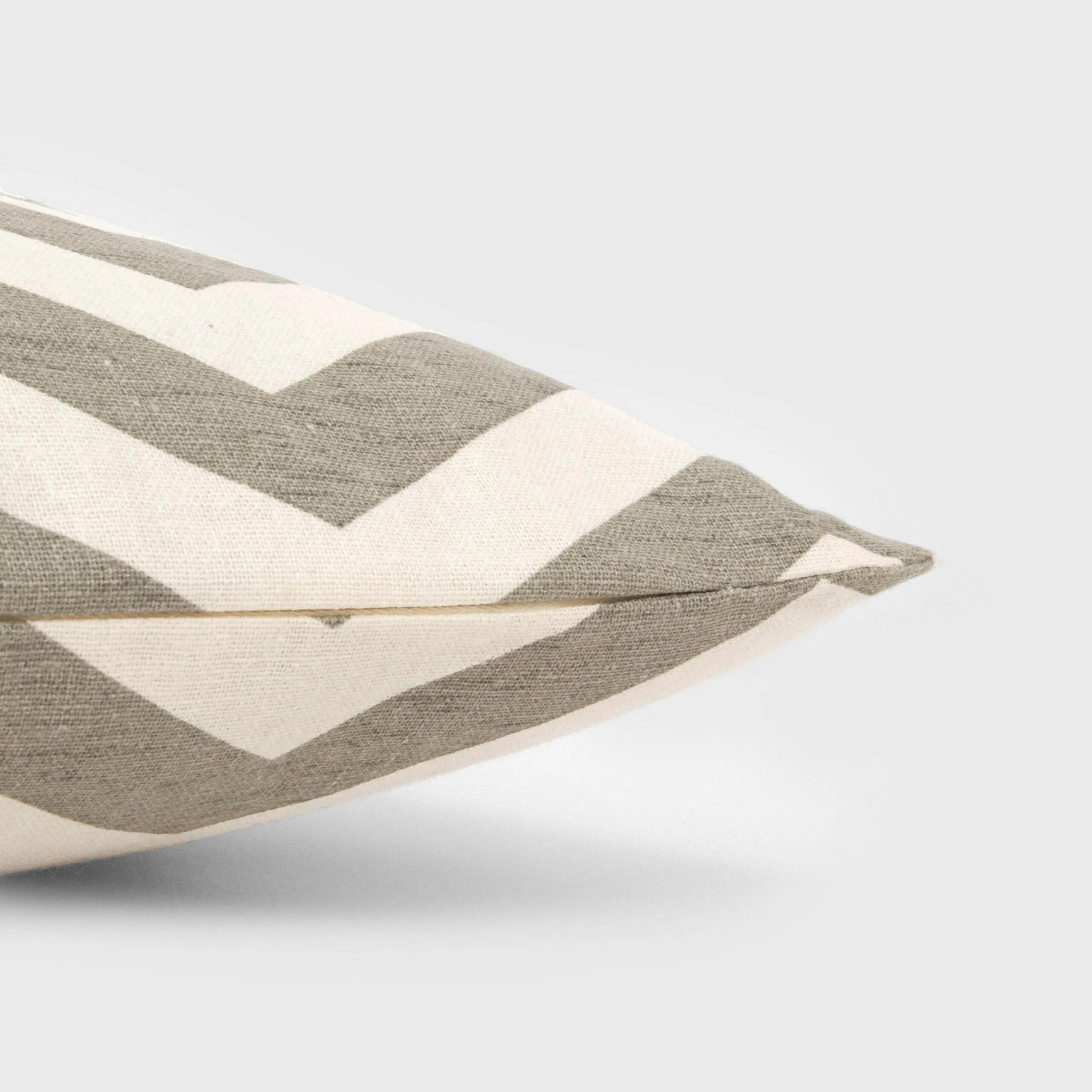 Cojín cuadrante antimanchas Nela liso 50x50 - funda + relleno