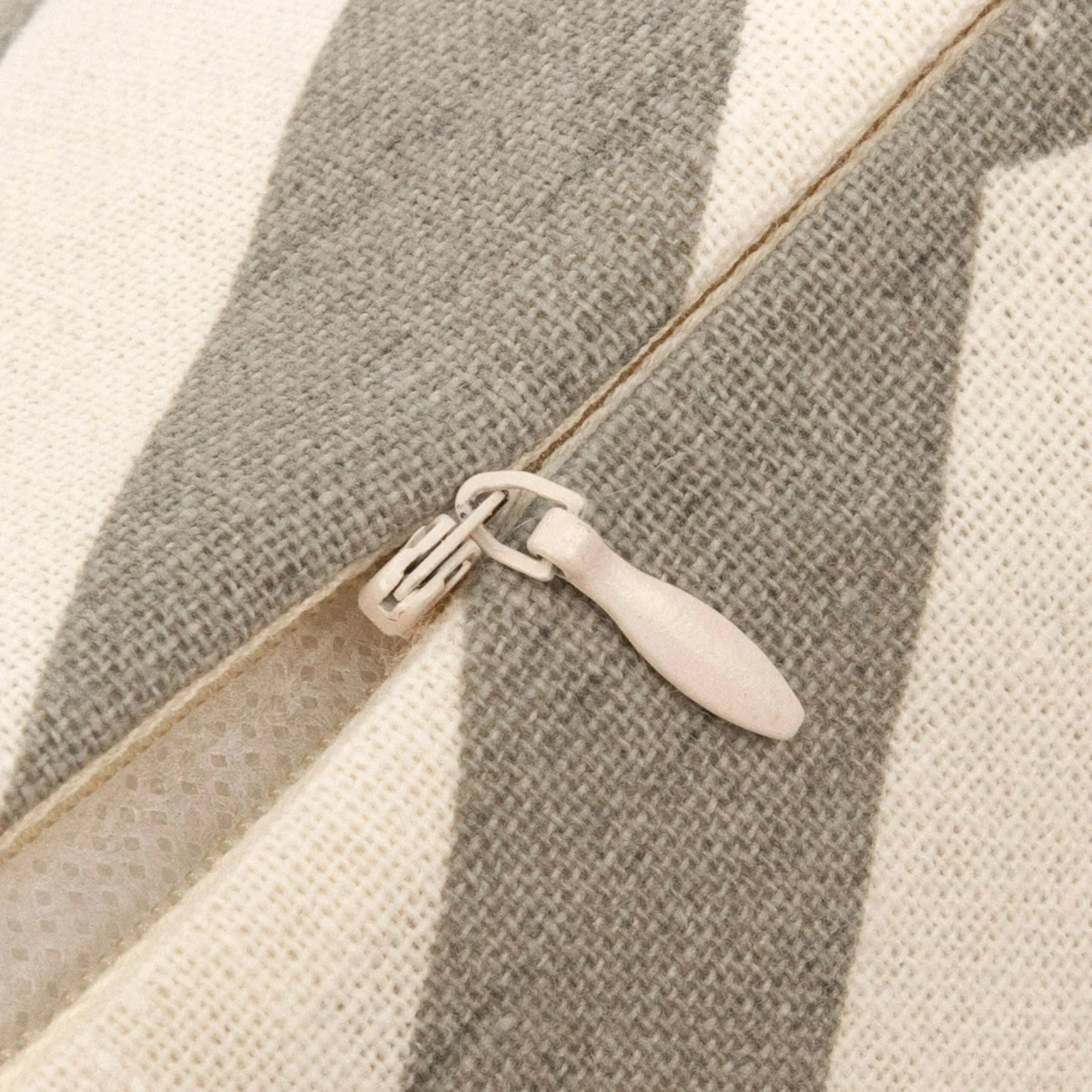 Cojín cuadrante antimanchas Nela liso 50x50 - funda + relleno