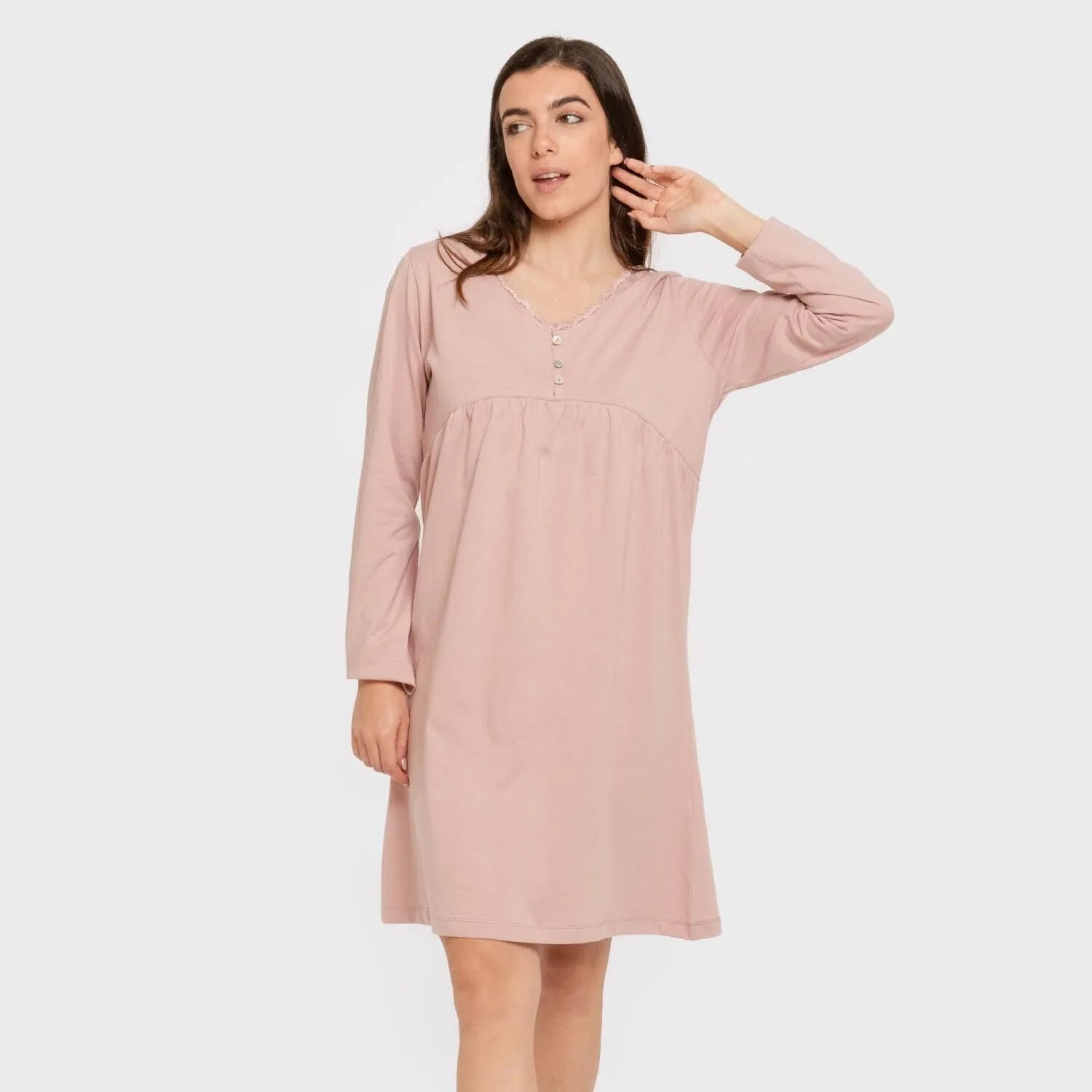 Camisola de algodão com mangas compridas e renda simples.