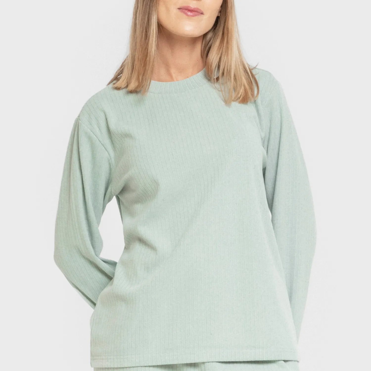 Pijama feminino liso com listras largas e textura canelada.