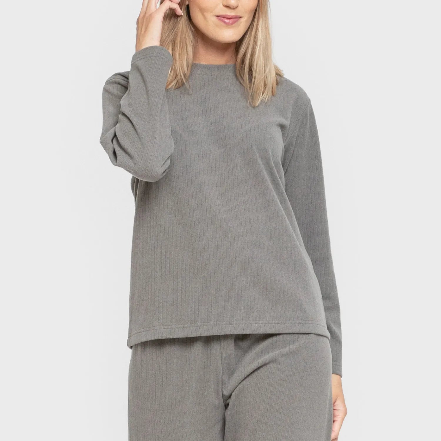 Pijama feminino liso com listras largas e textura canelada.