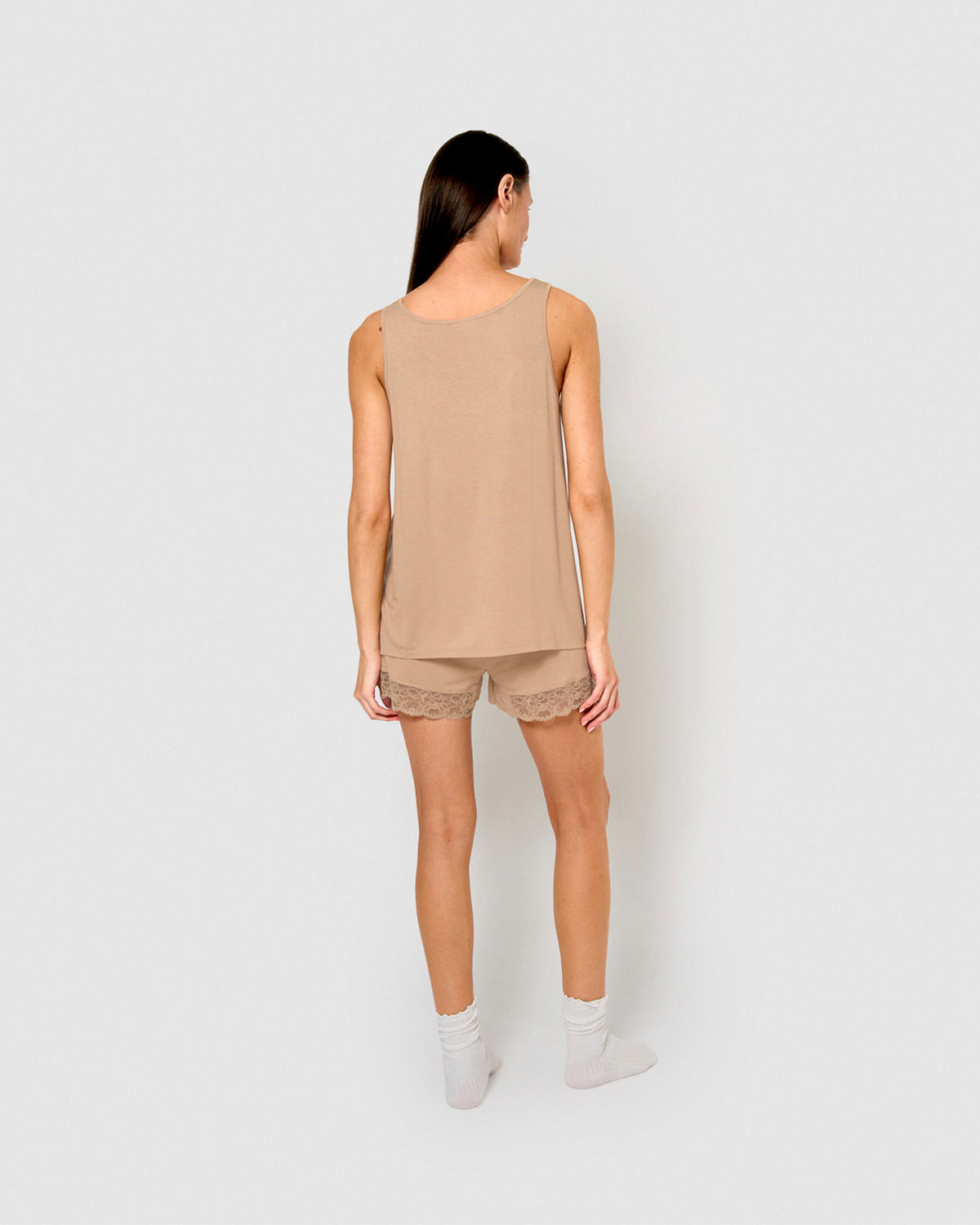 Pijama tirantes encaje rayón beige