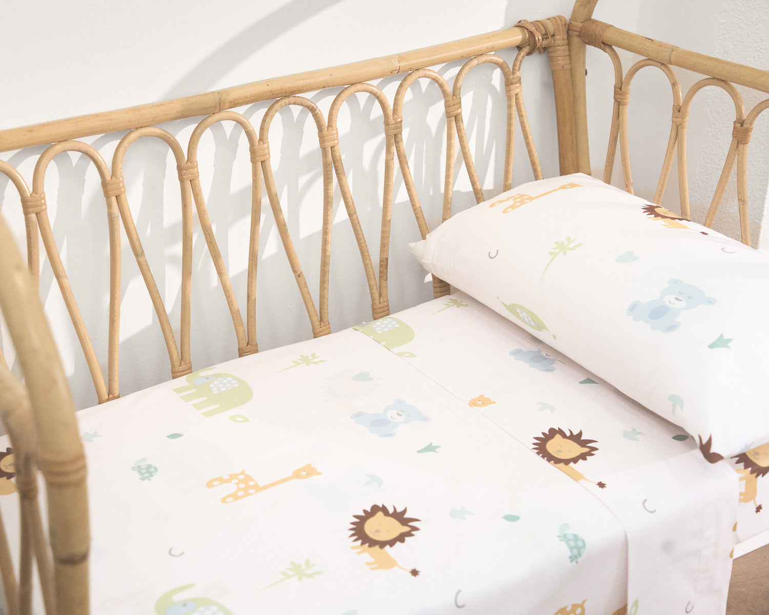 Cotton crib sheet set with animals