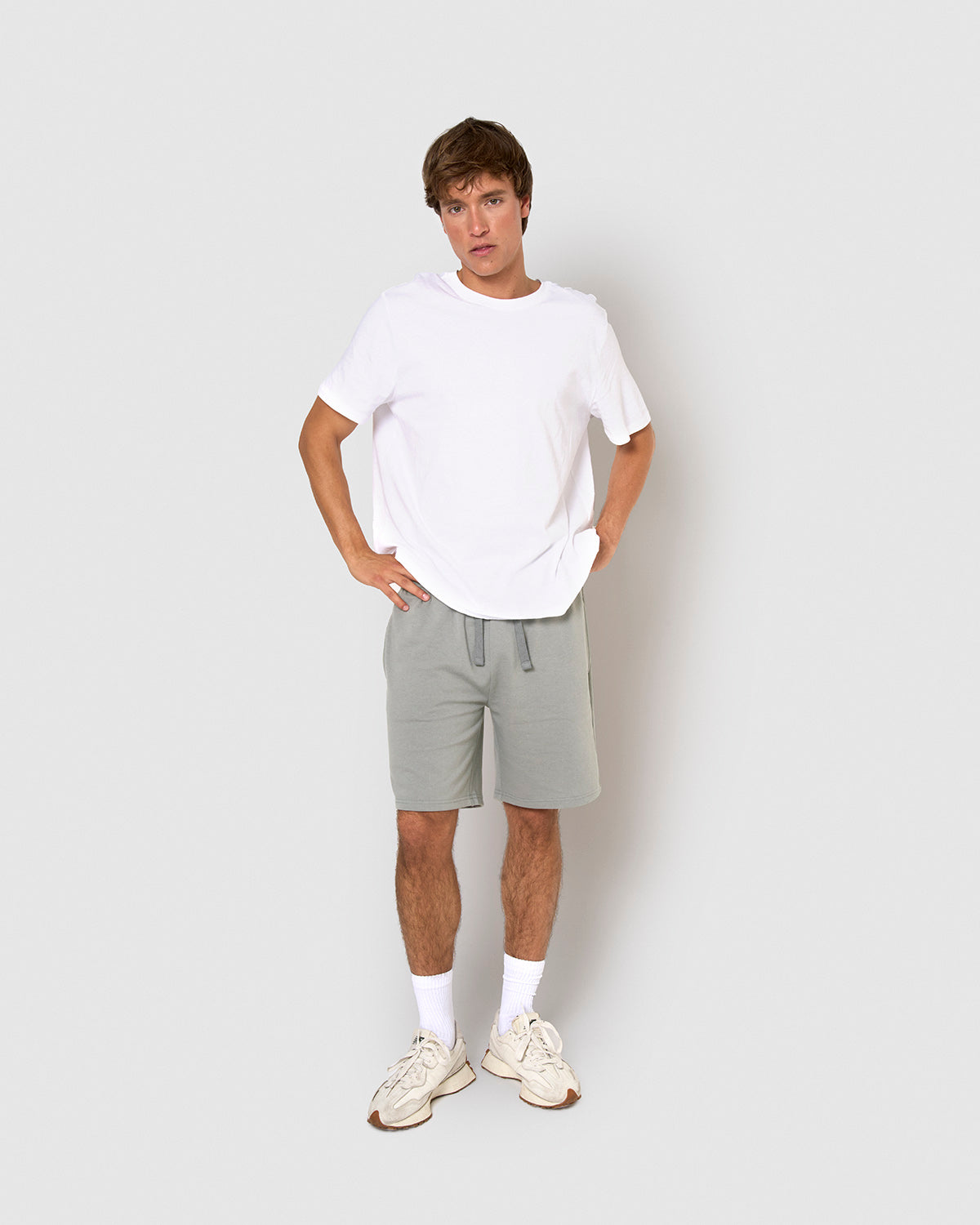 Pantalón corto básico deportivo liso gris