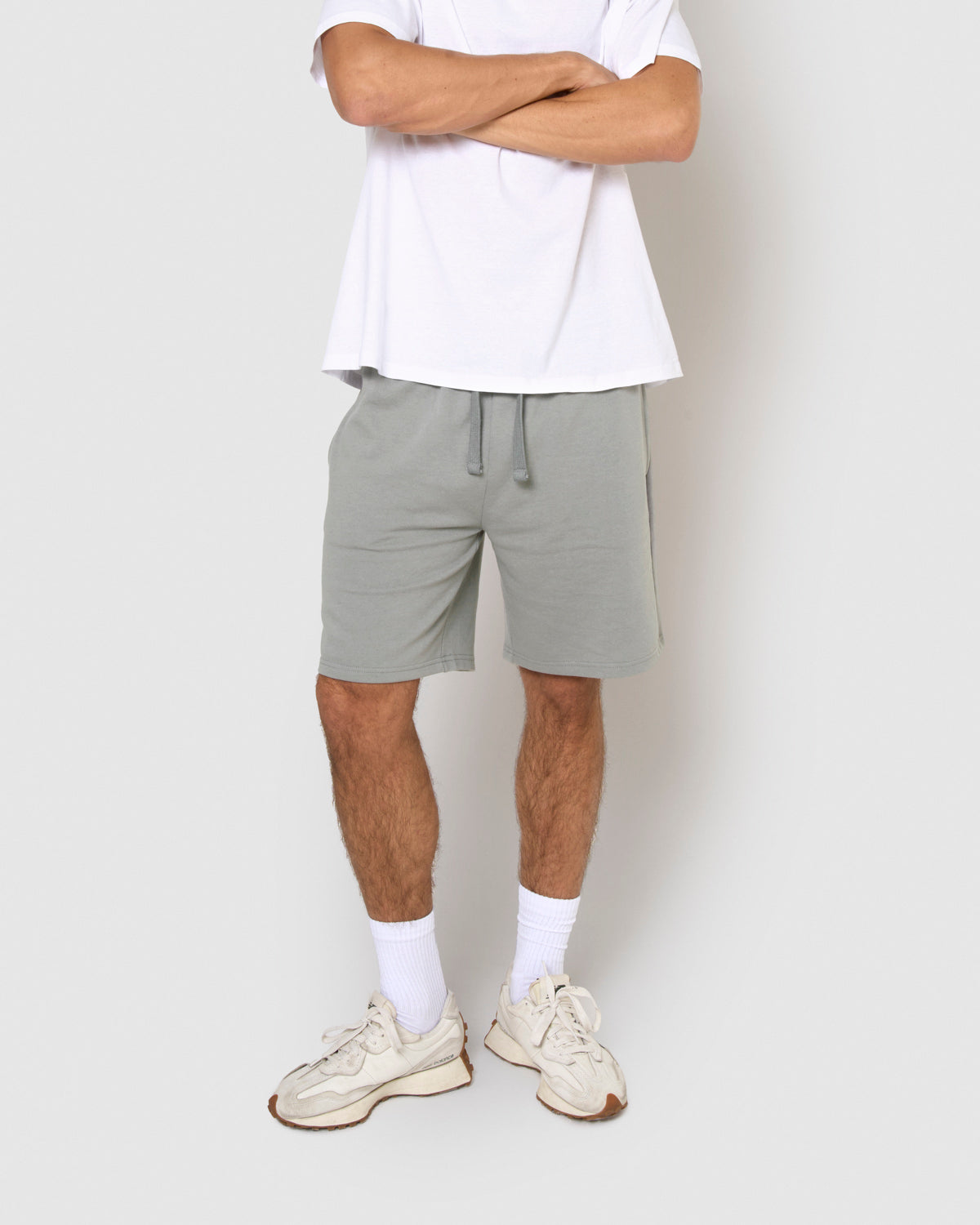 Pantalón corto básico deportivo liso gris