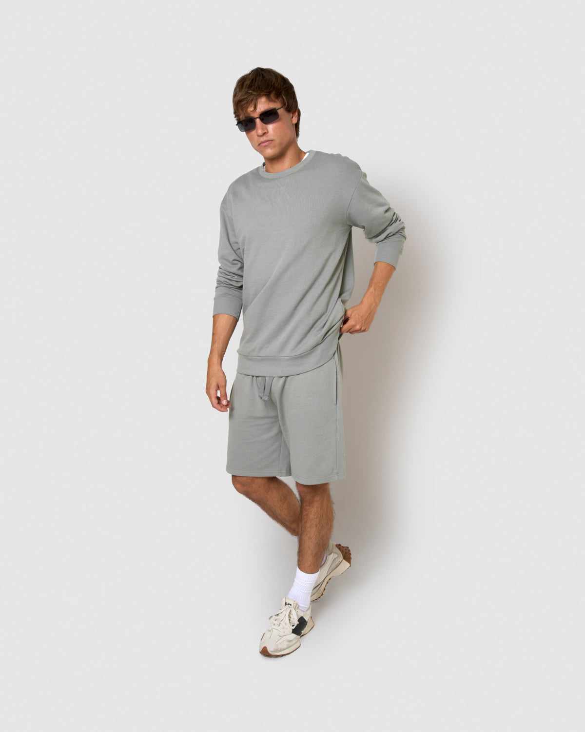 Pantalón corto básico deportivo liso gris