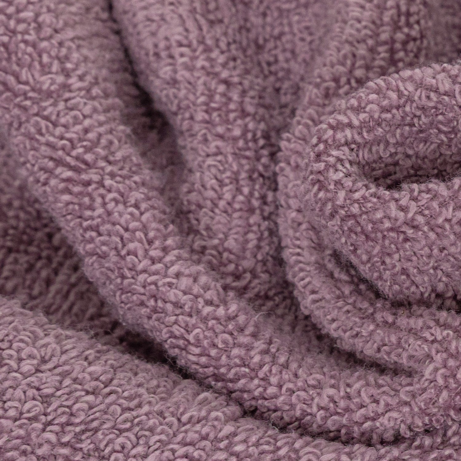 Toalha de banho roxa de 400g com dupla camada de tecido atoalhado.