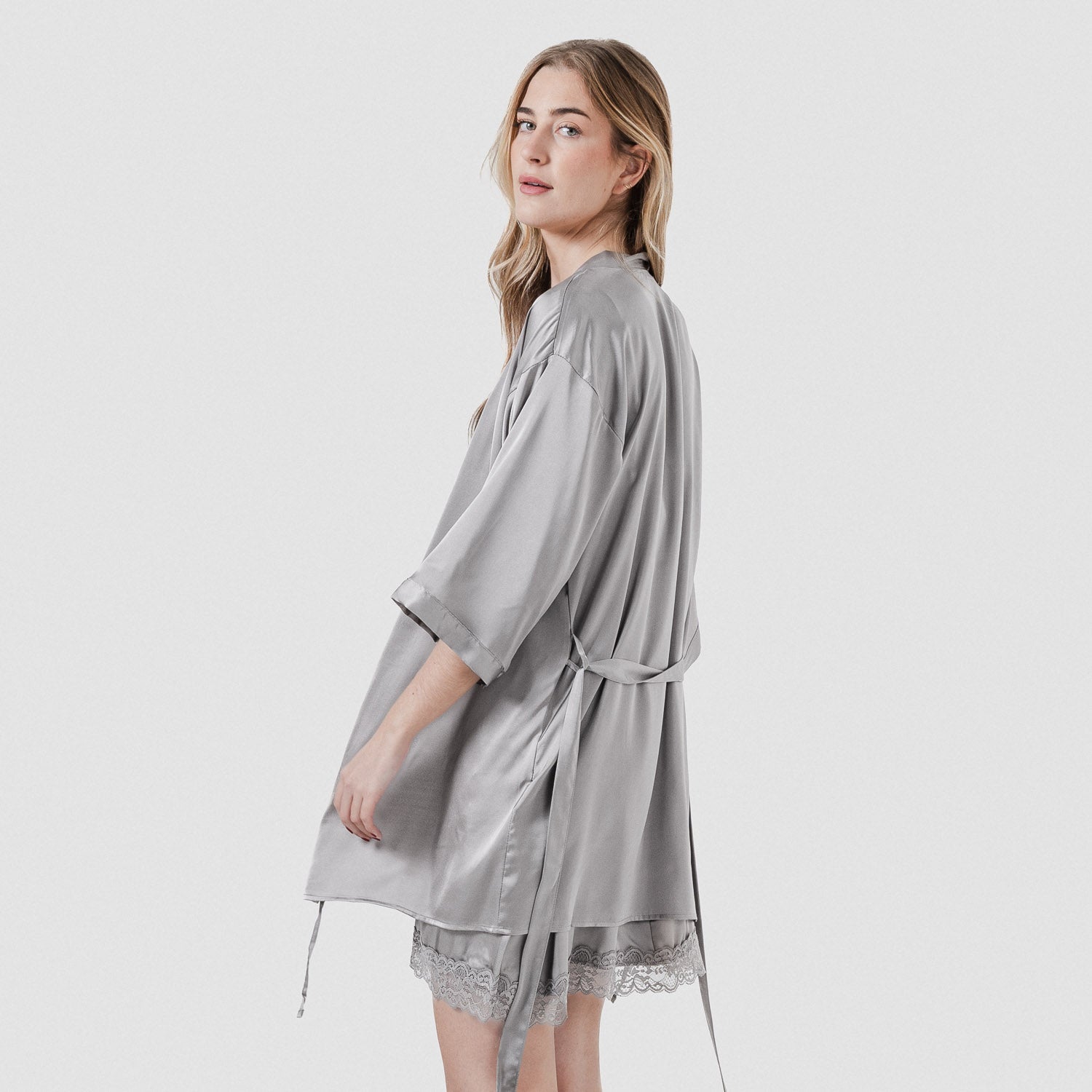 Bata corta mujer Satén Friday Solid Gris