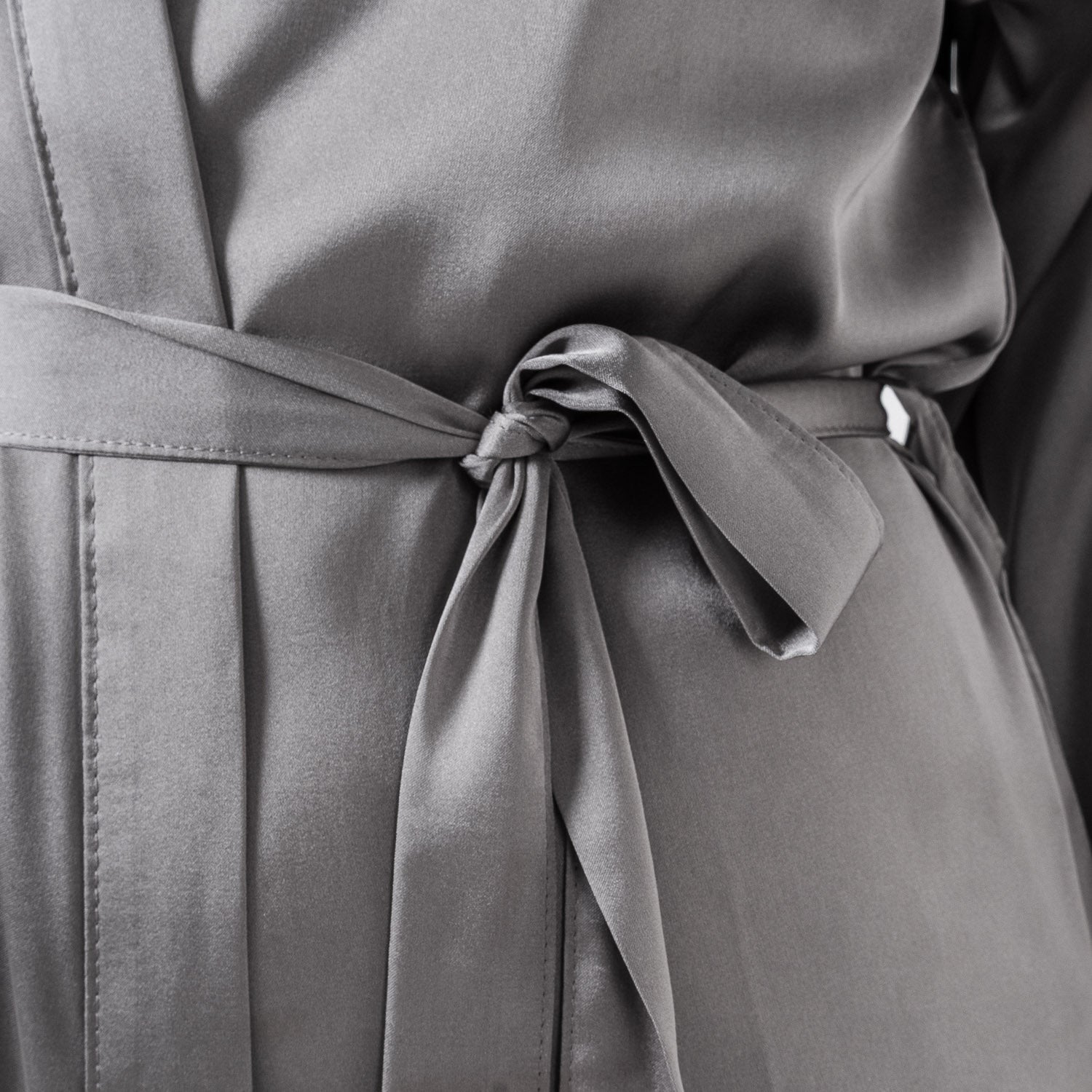 Bata corta mujer Satén Friday Solid Gris