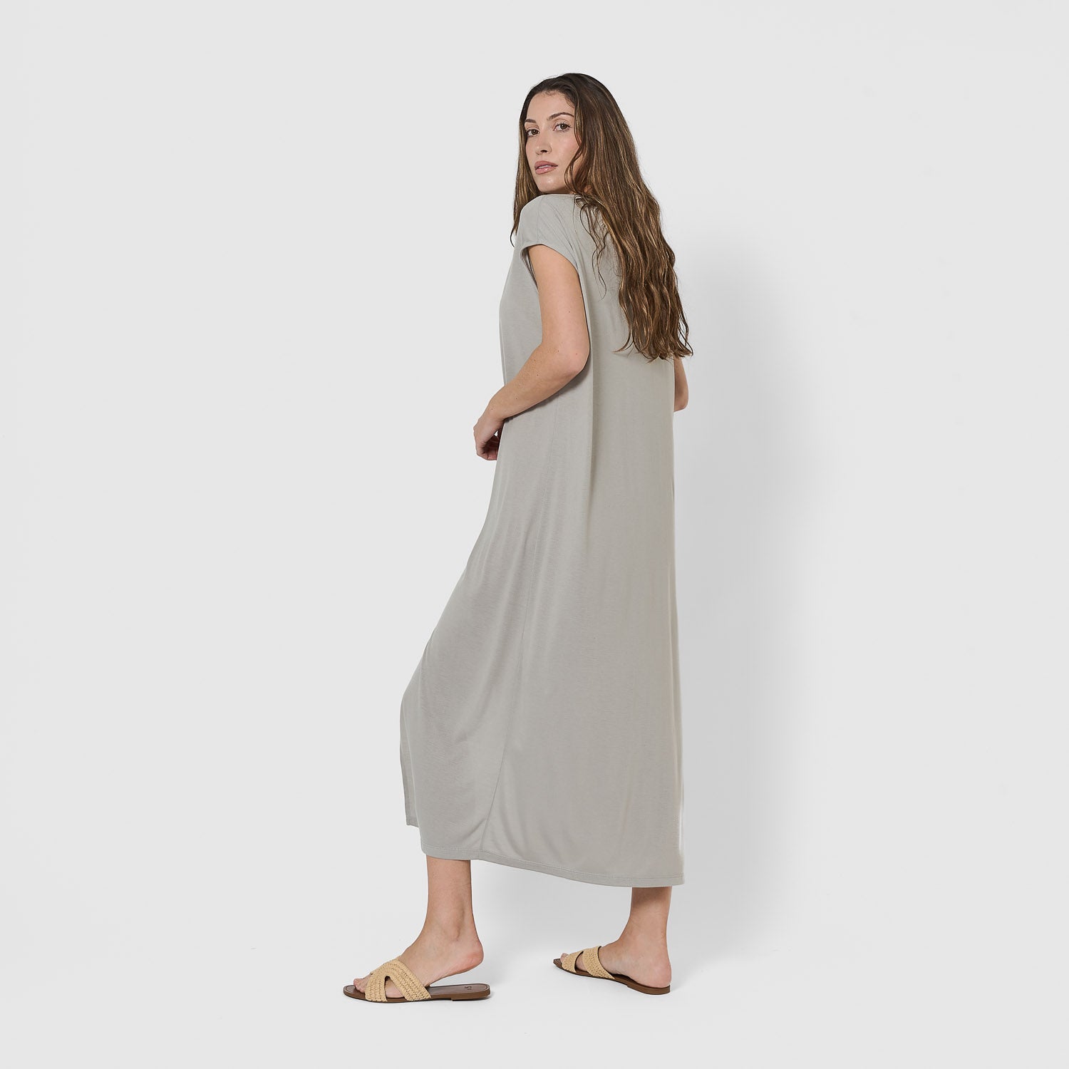 Vestido comprido de manga fluida em viscose lisa