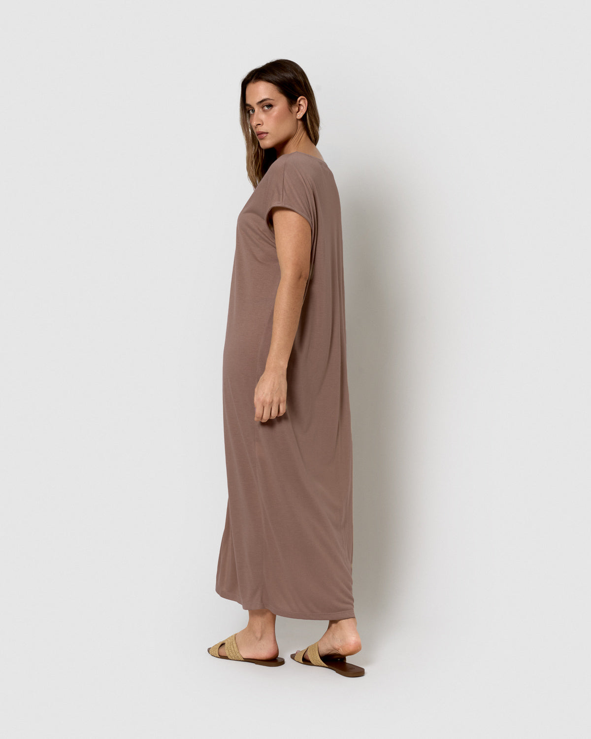 Vestido comprido de manga fluida em viscose lisa