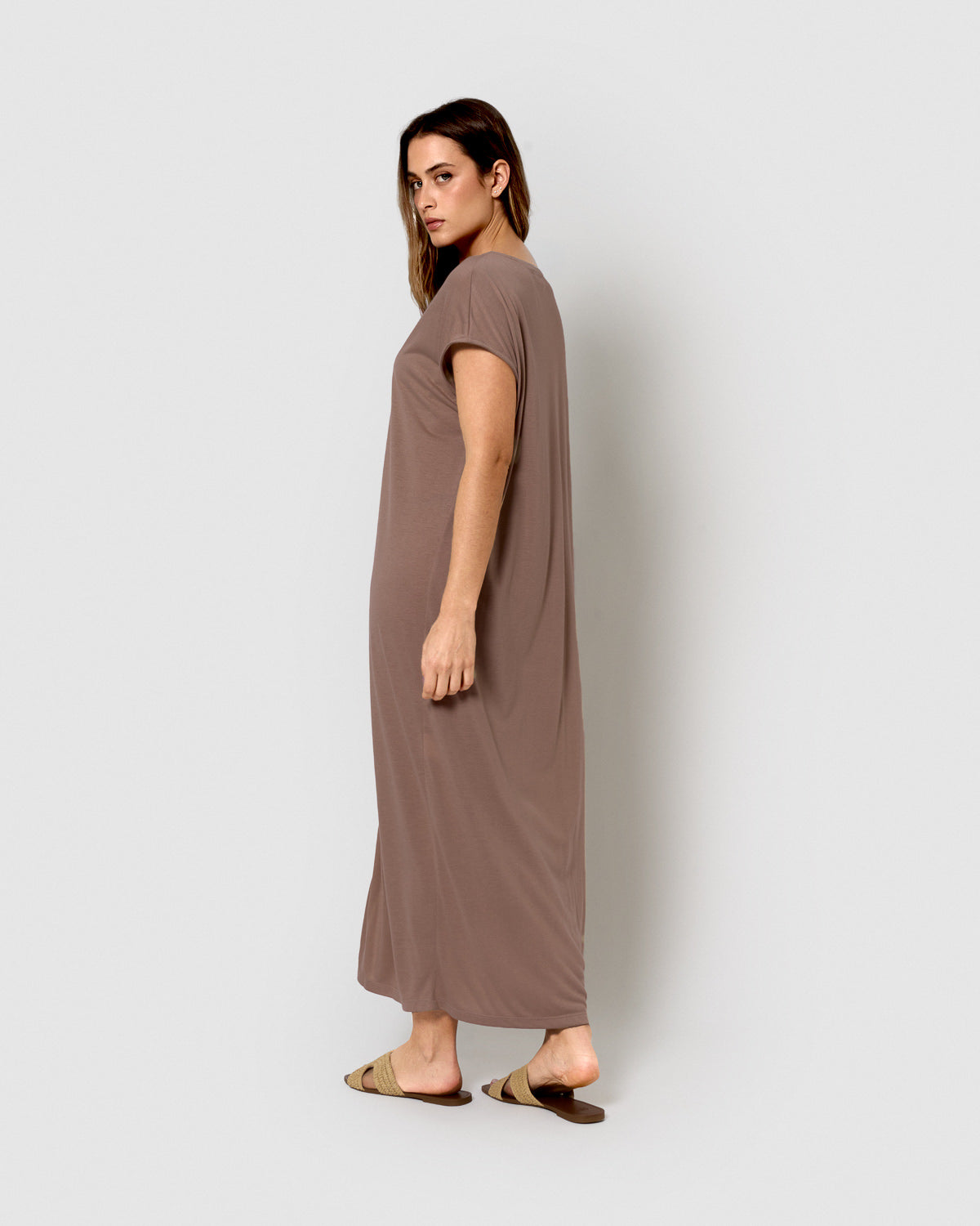 Vestido comprido de manga fluida em viscose lisa