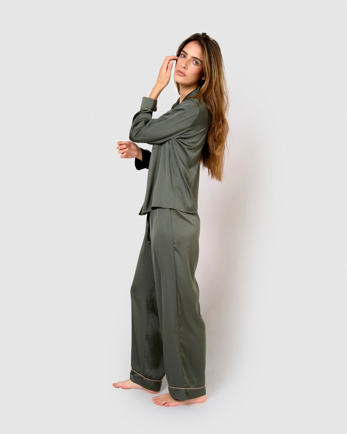 Pijama largo satén friday verde cacería