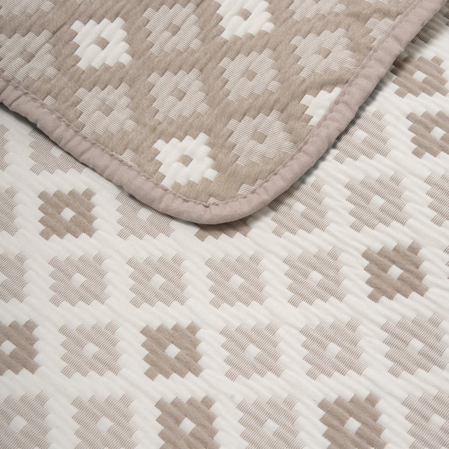 Copriletto ayana in jacquard color sabbia