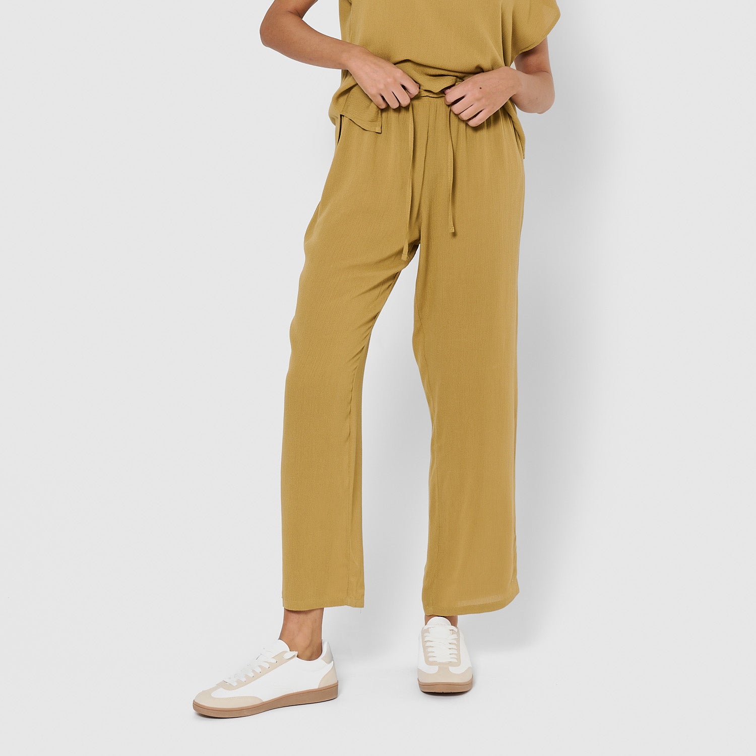 Calças compridas femininas em tecido de viscose e algodão na cor lima.