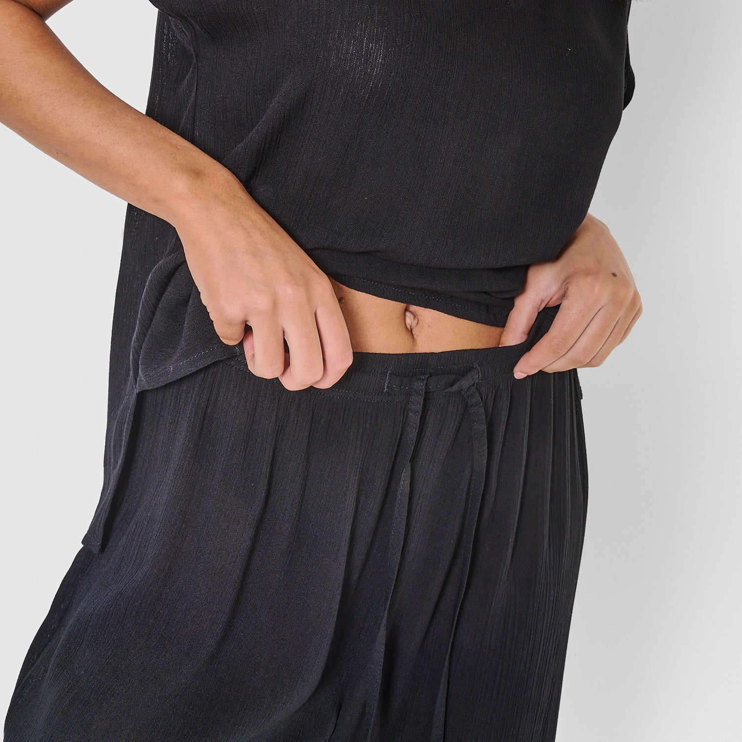 Calça comprida feminina preta em chambray de viscose