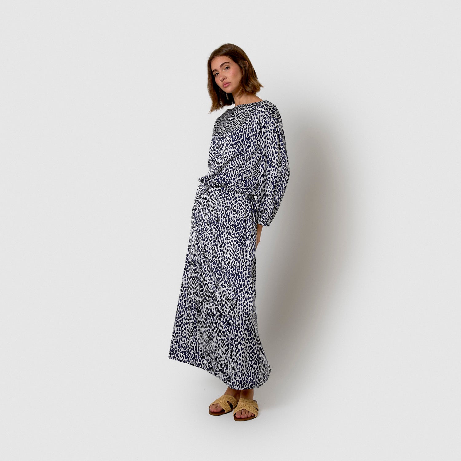 Blusa azul de cetim com decote canoa e efeito desarrumado