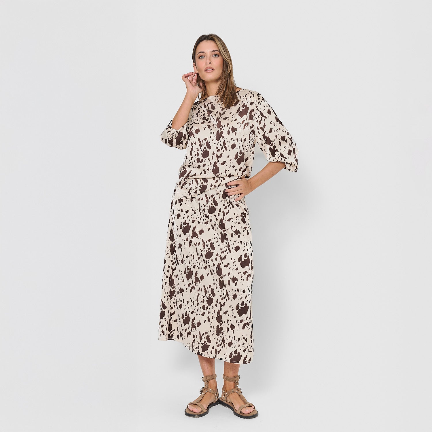 Falda midi evasé de satén moncho marrón