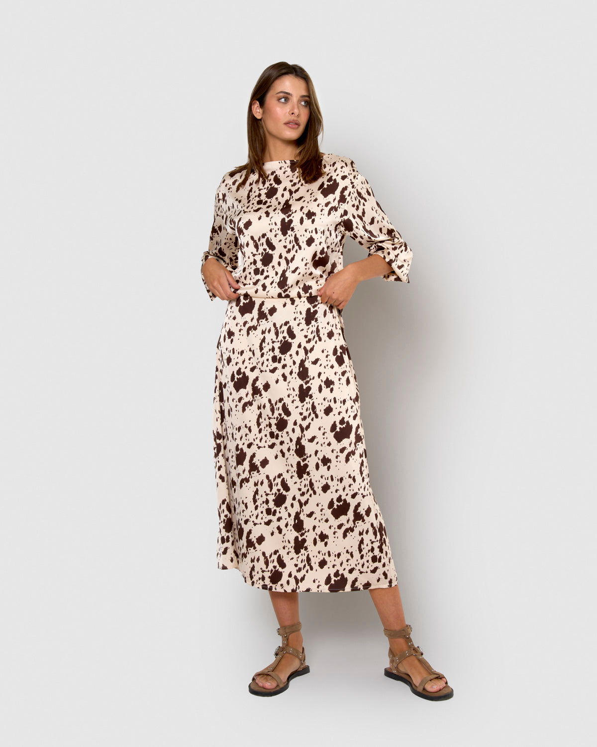 Gonna midi svasata in raso marrone con motivo moncho