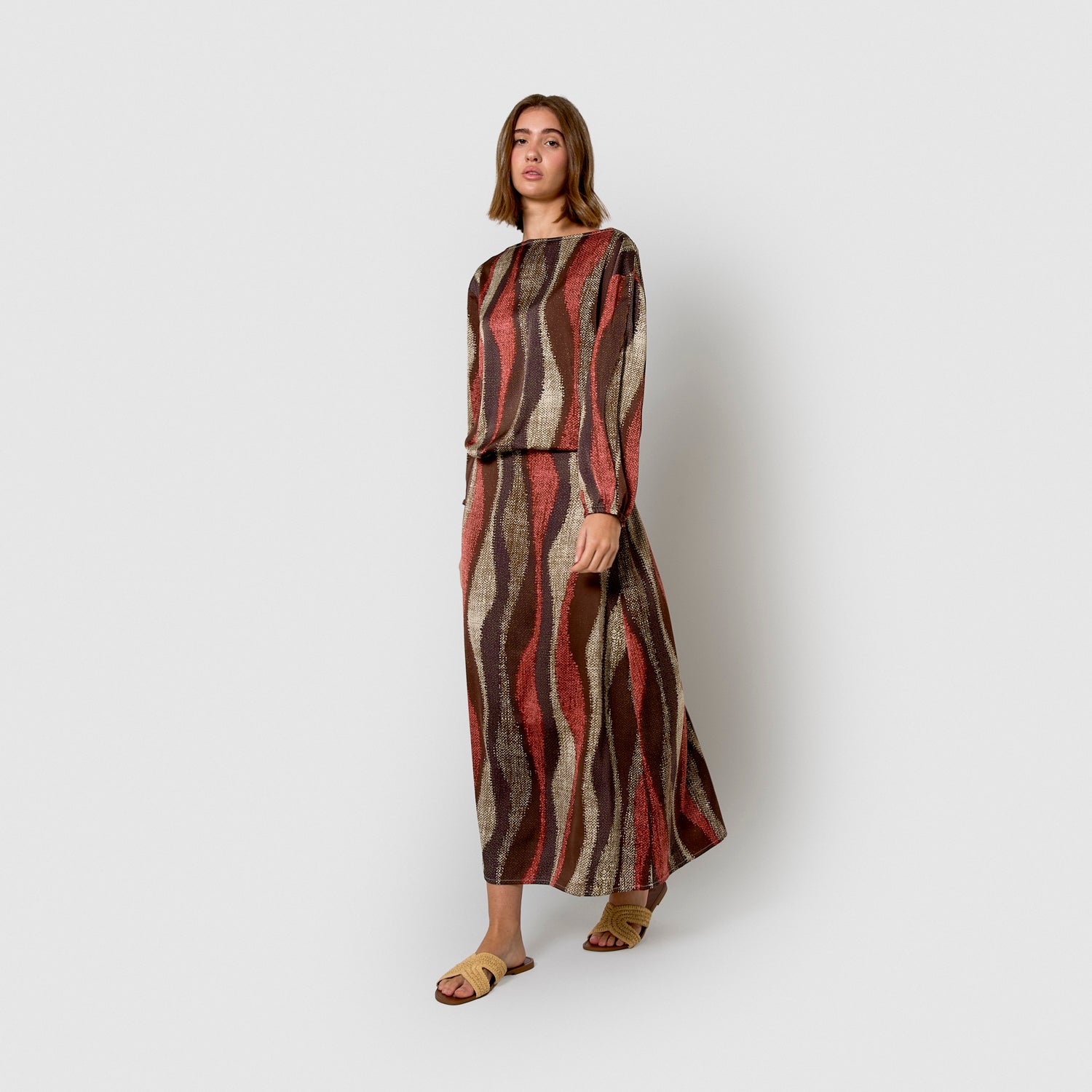 Falda midi evasé satén sahana verde cacería