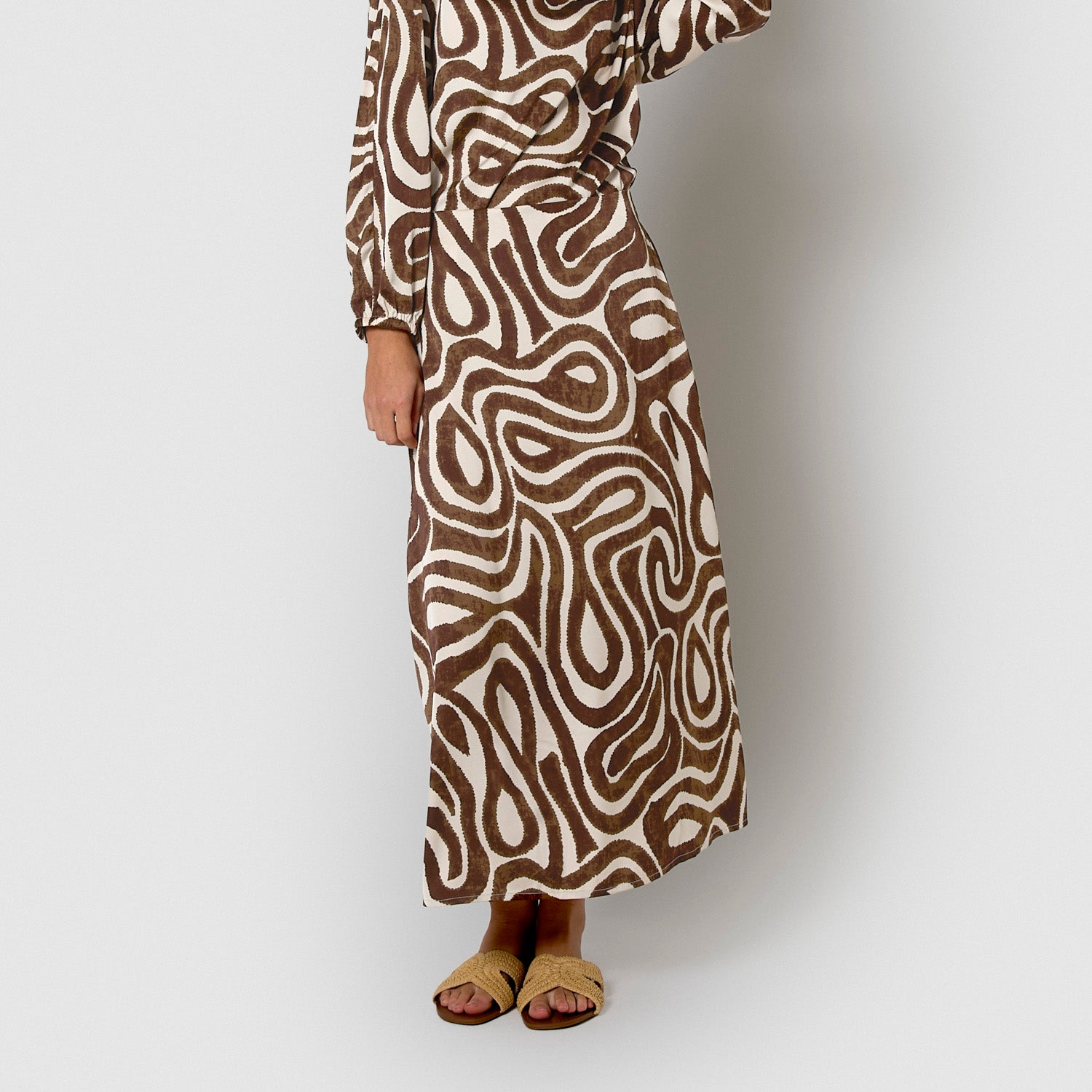 Saia midi evasê de cetim marrom Sakura